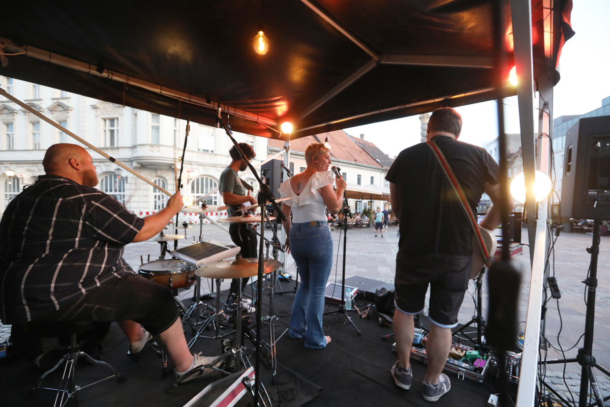 (NAPOVEDNIK DOGODKOV) Umetnost v kozarcu, koncerti in večni derbi