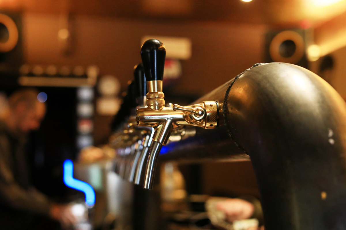 Gostinci, pozor! Na tak način je v izolskem lokalu par zmotil natakarico, da je vrnila preveč denarja