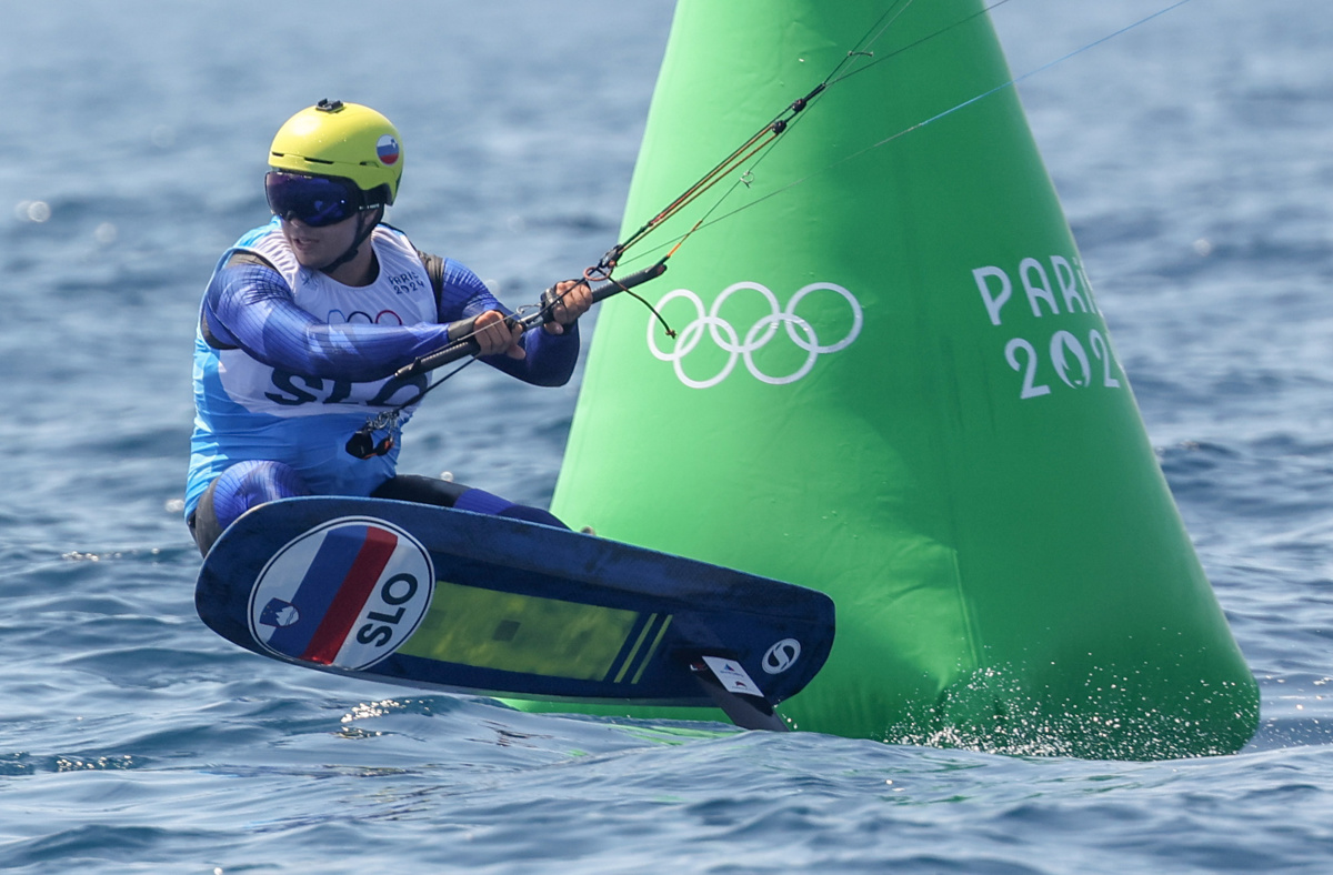 Toni Vodišek še vodi, finalna regata na OI prestavljena na petek