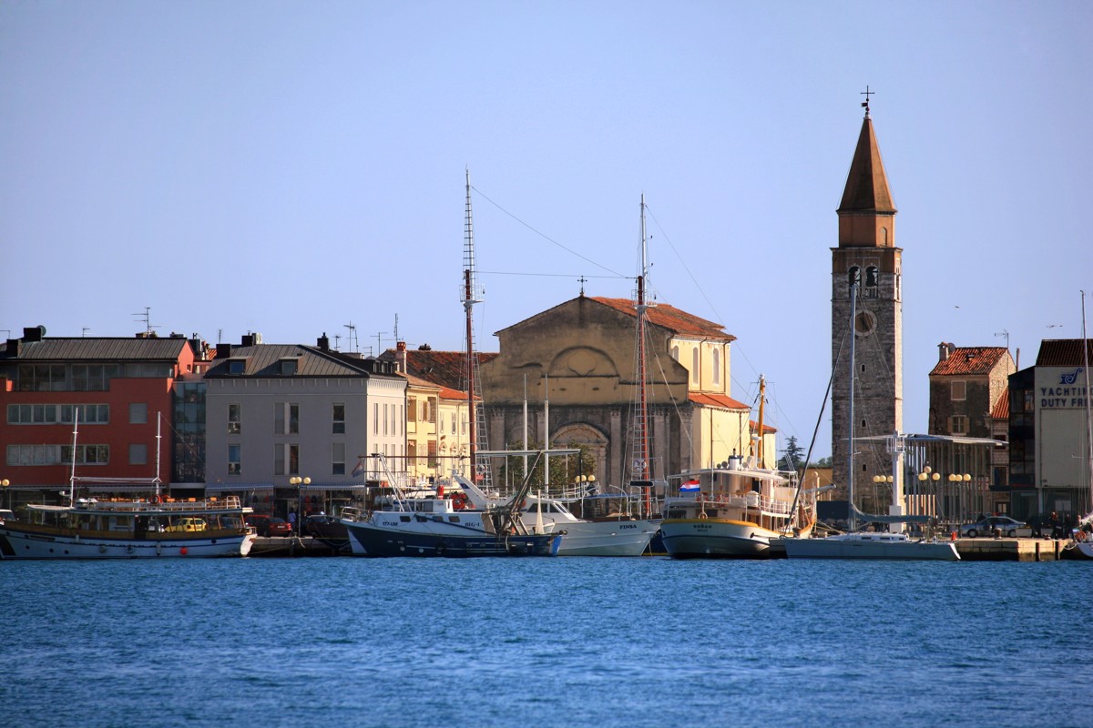 Pred hotelom v Umagu iz morja potegnili mrtvo žensko