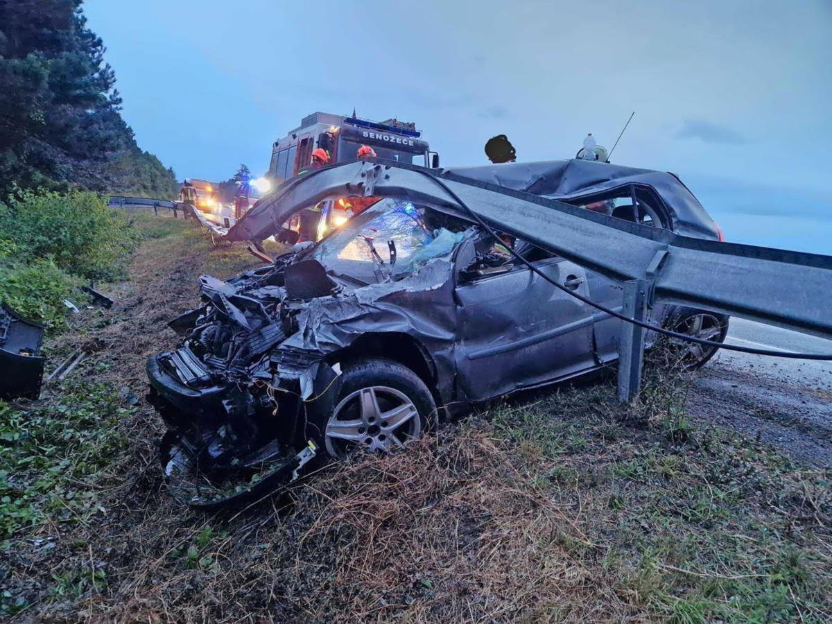 (FOTO) V dežju je vozil prehitro, huje poškodovana 25-letna sopotnica