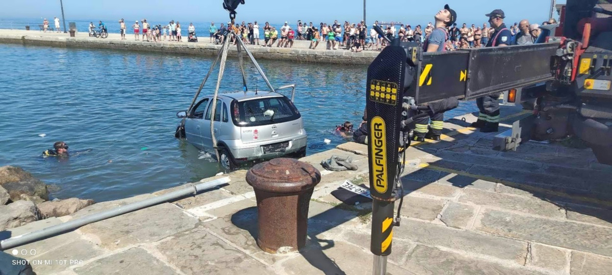 (FOTO) Z avtom zapeljala v morje, v vozilu je bil tudi otrok