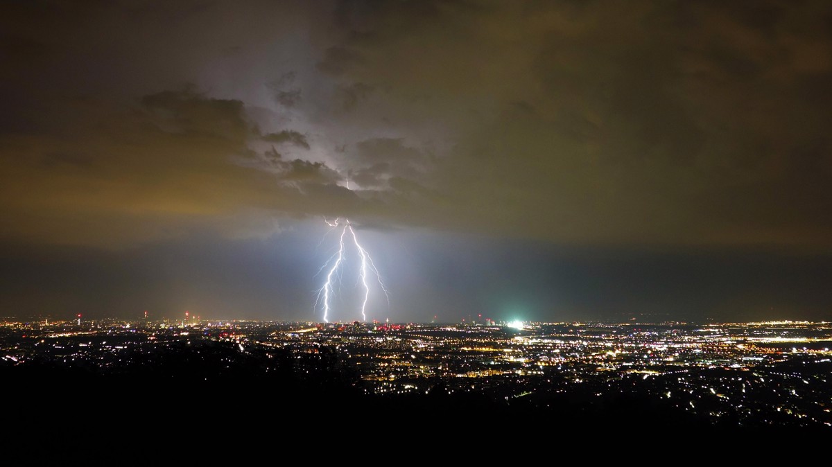 Rekordne padavine v Avstriji: Na Dunaju narasle vode žensko potisnile pod avtobus, na severu razglasili katastrofo ...