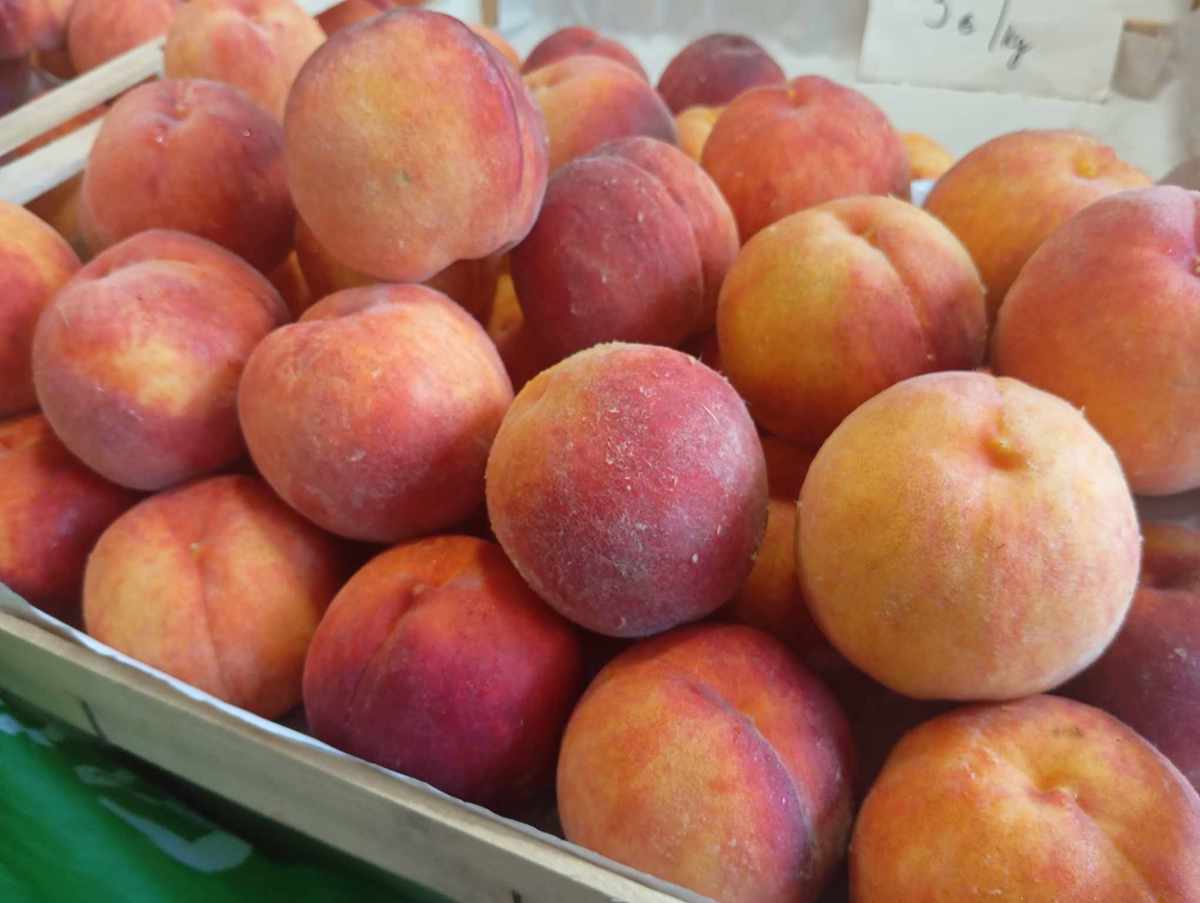 Cene na mariborski tržnici: Koliko stanejo breskve