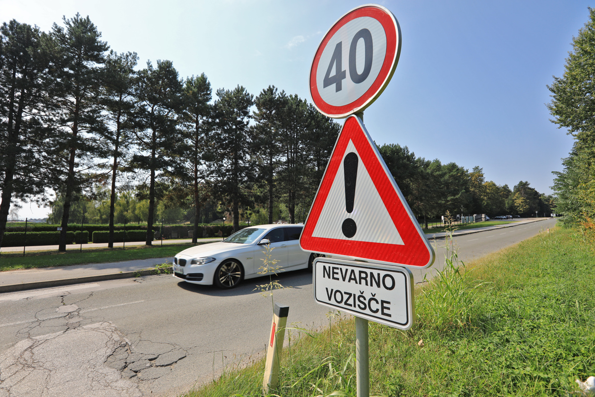 (FOTO) Kako je cesta mimo pokopališča Dobrava postala nevarno vozišče