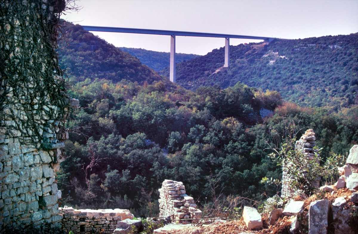 Tragedija v Istri: Britanec z znanega viadukta skočil s padalom in umrl