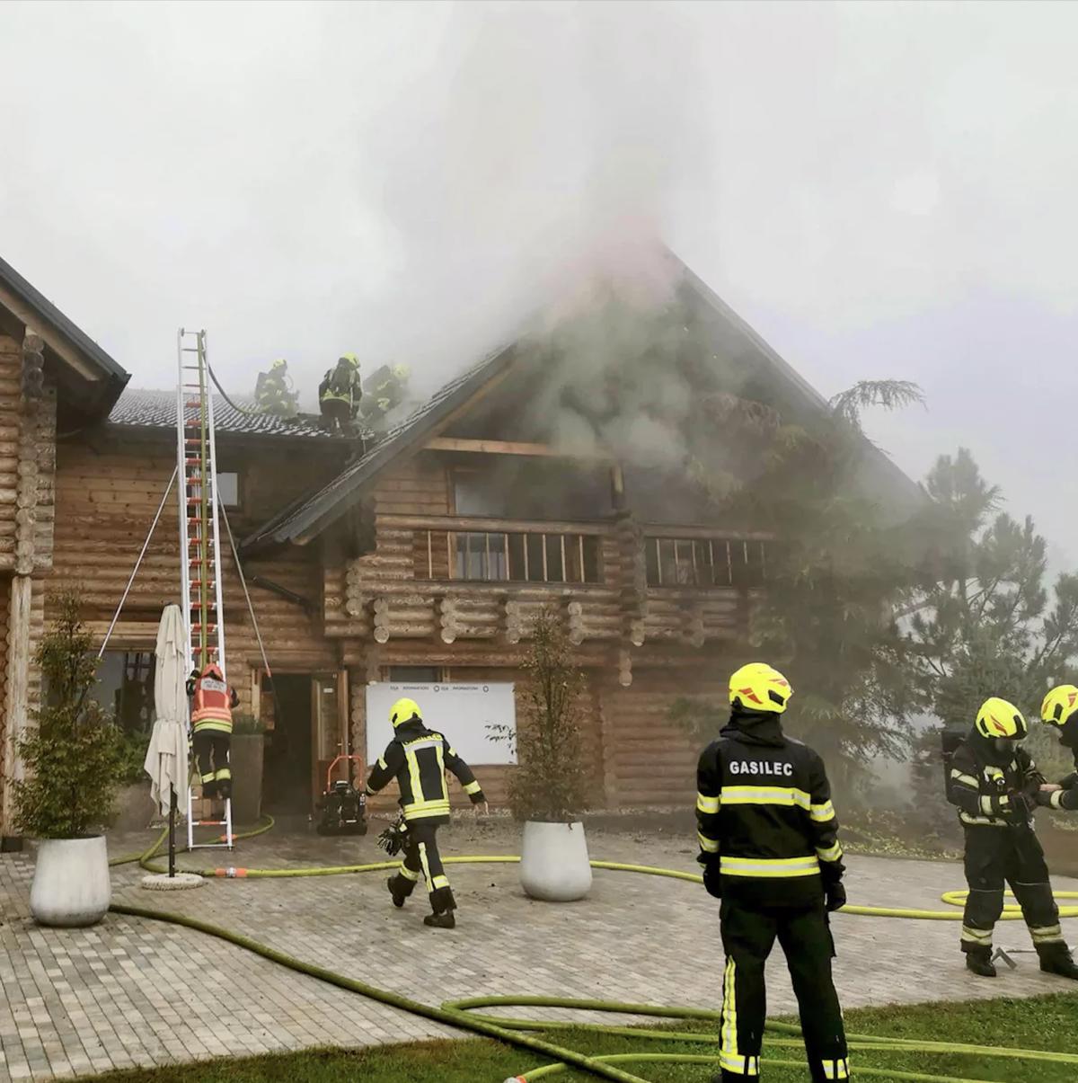 (FOTO) Zjutraj zagorel večji objekt na območju Smlednika