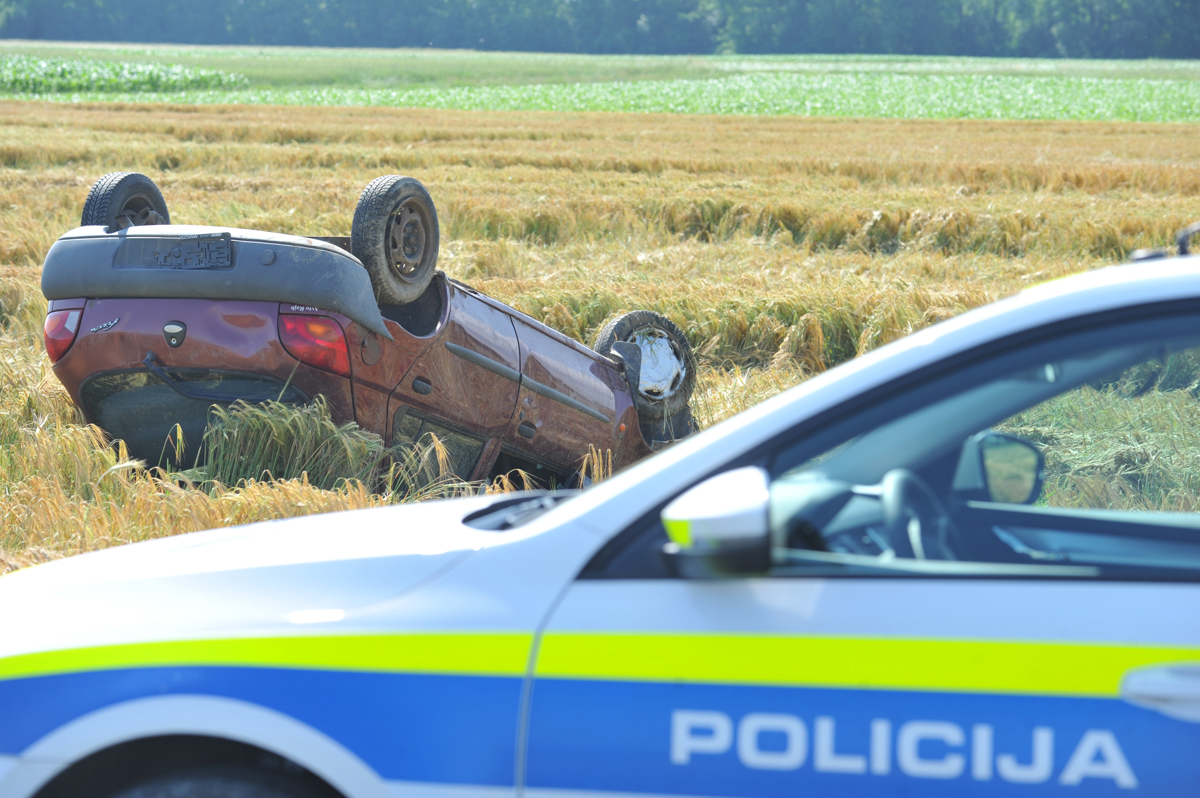 (FOTO) S ceste zapeljal na njivo in končal na strehi