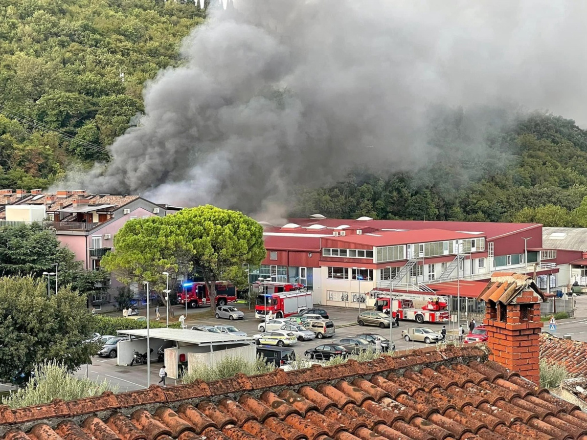 (FOTO) Zagoreli stroji in rjuhe: Ob prihodu gasilcev je bil požar polno razvit