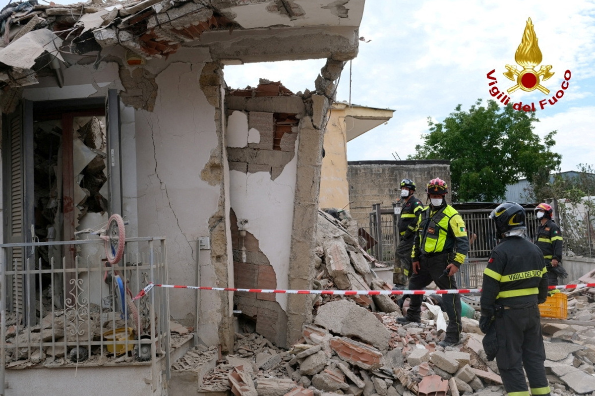 V zrušenju stavbe blizu Neaplja štirje mrtvi: Verjetno je eksplodirala plinska jeklenka v stanovanju babice