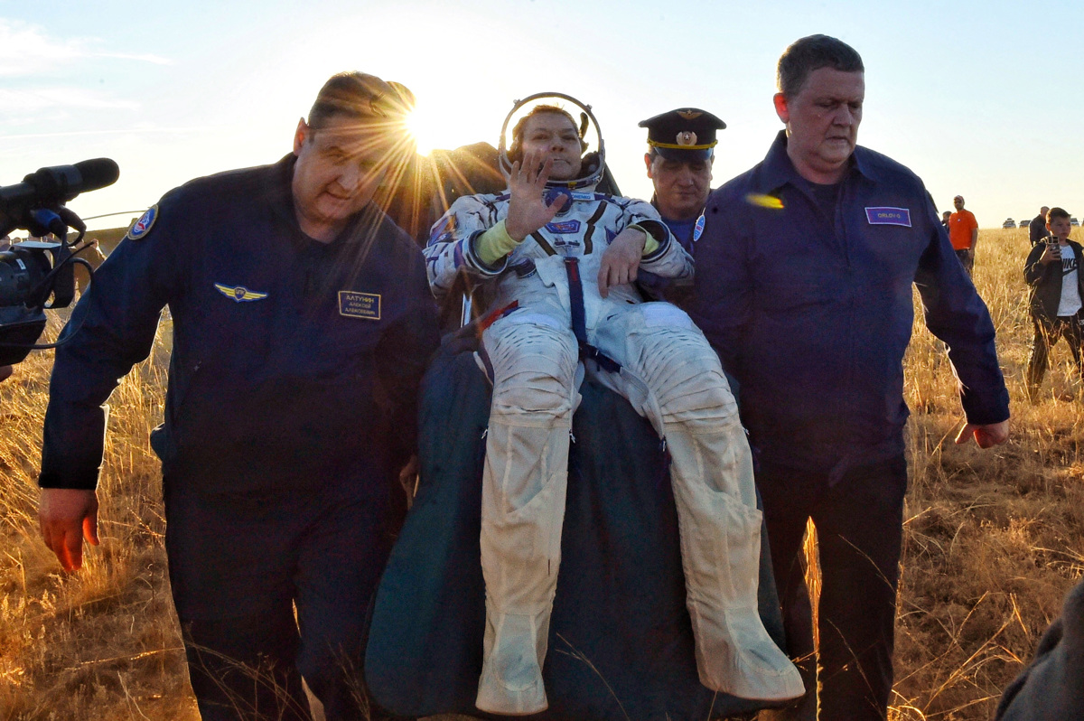 Ruska kozmonavta po rekordno dolgem bivanju na ISS nazaj na Zemlji