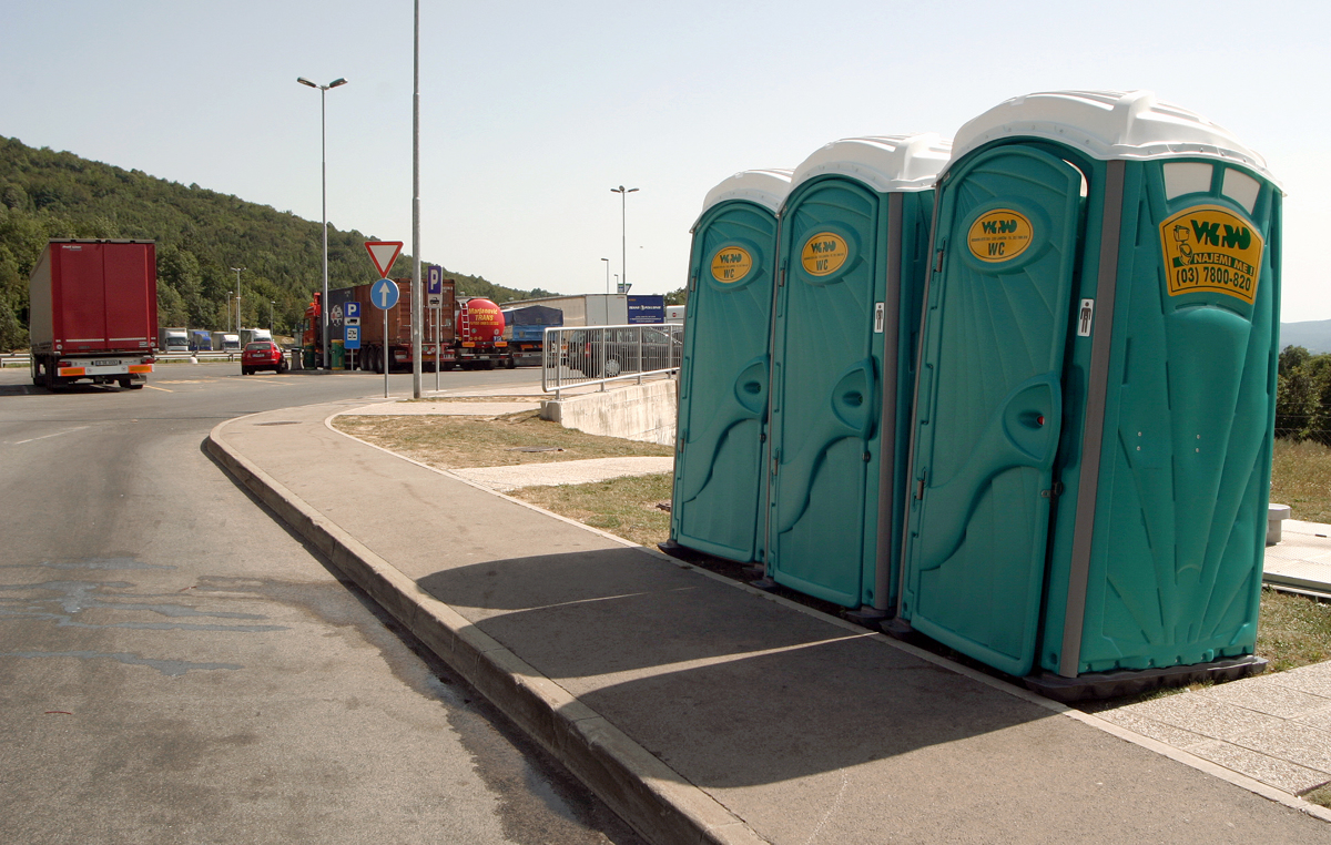 Šofer naj bi ji v kabini slekel hlače