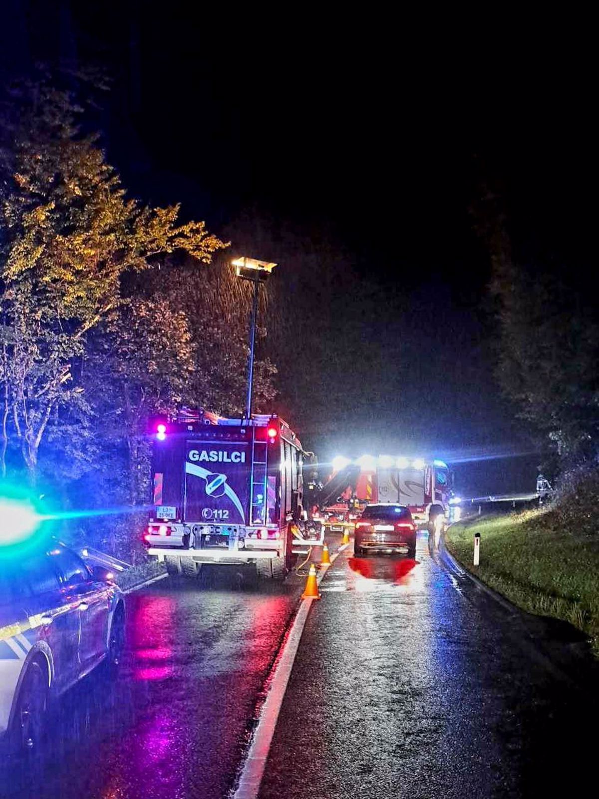 (FOTO) 23-letnik z glavne ceste zapeljal v gozd in umrl