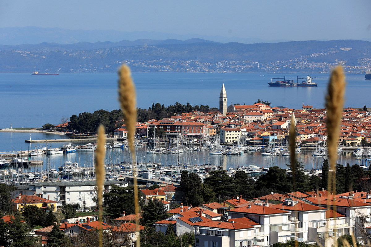 Moški nadleguje ženske v Izoli