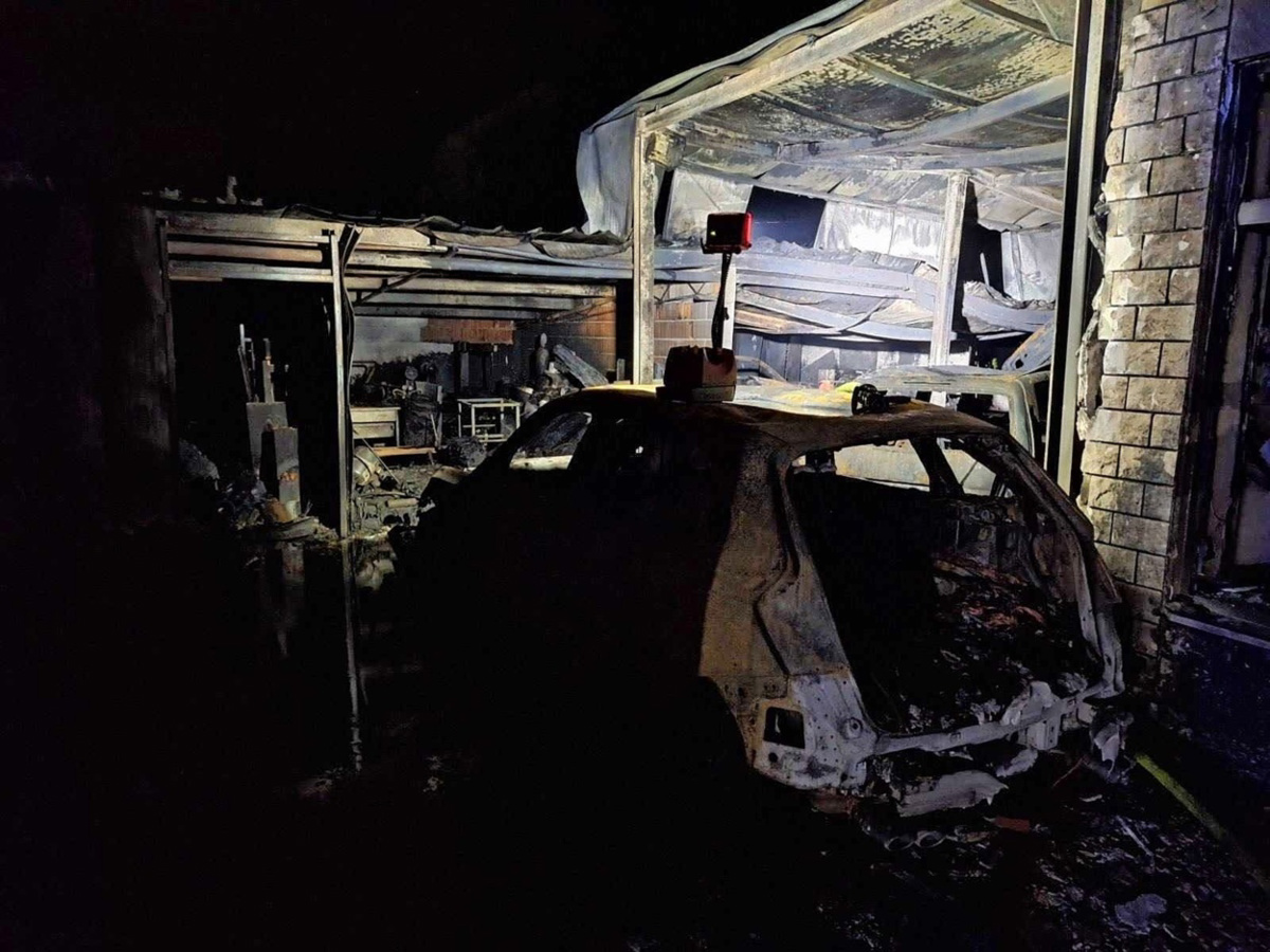 (FOTO) Ogenj uničil delavnico z avti