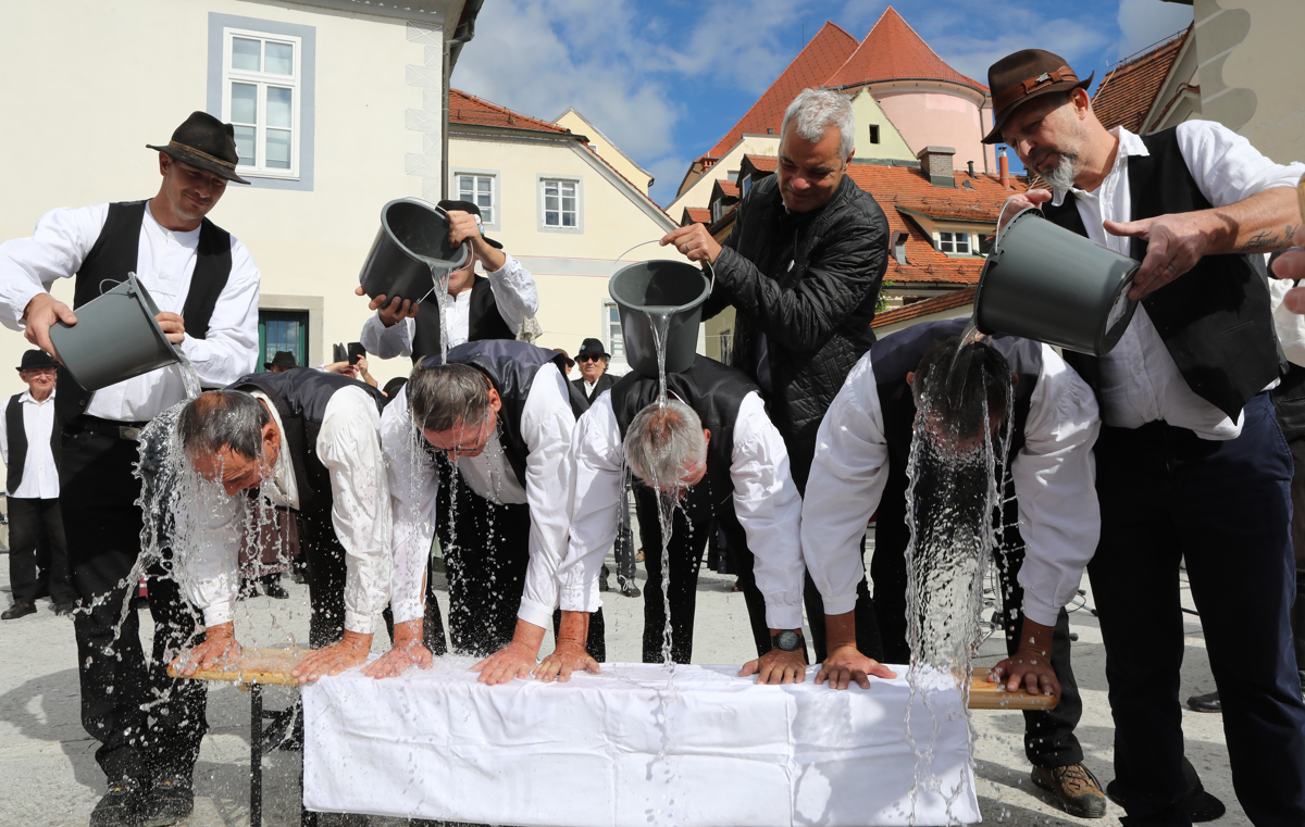 (VIDEO) Na jubilejnem splavarskem krstu voda na glavo izkušenim flosarjem. Častni boter je letos mariborski župan