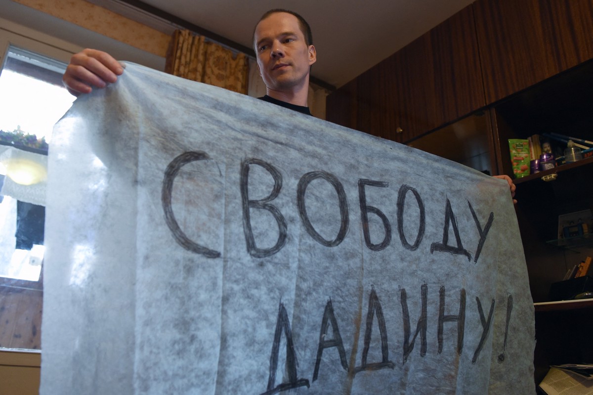 Putinov režim ga je poslal v ječo: Neomajni aktivist je prijel za orožje in se boril v Ukrajini. Umrl je v ruskem napadu