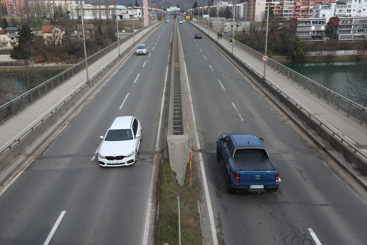 Maribor: 31-letnik po Koroškem mostu divjal s 155 kilometri na uro. Kakšna kazen ga čaka?