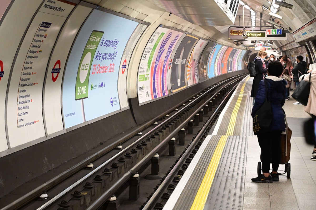 (VIDEO) Obsojen na dosmrtni zapor: Moškega porinil pod vlak, trdi, da je to storil zaradi ene malenkosti