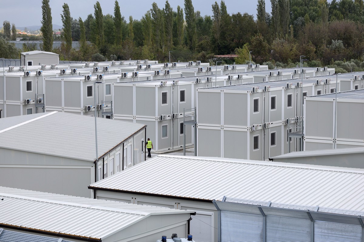 Prva ladja z migranti iz Italije je na poti v Albanijo