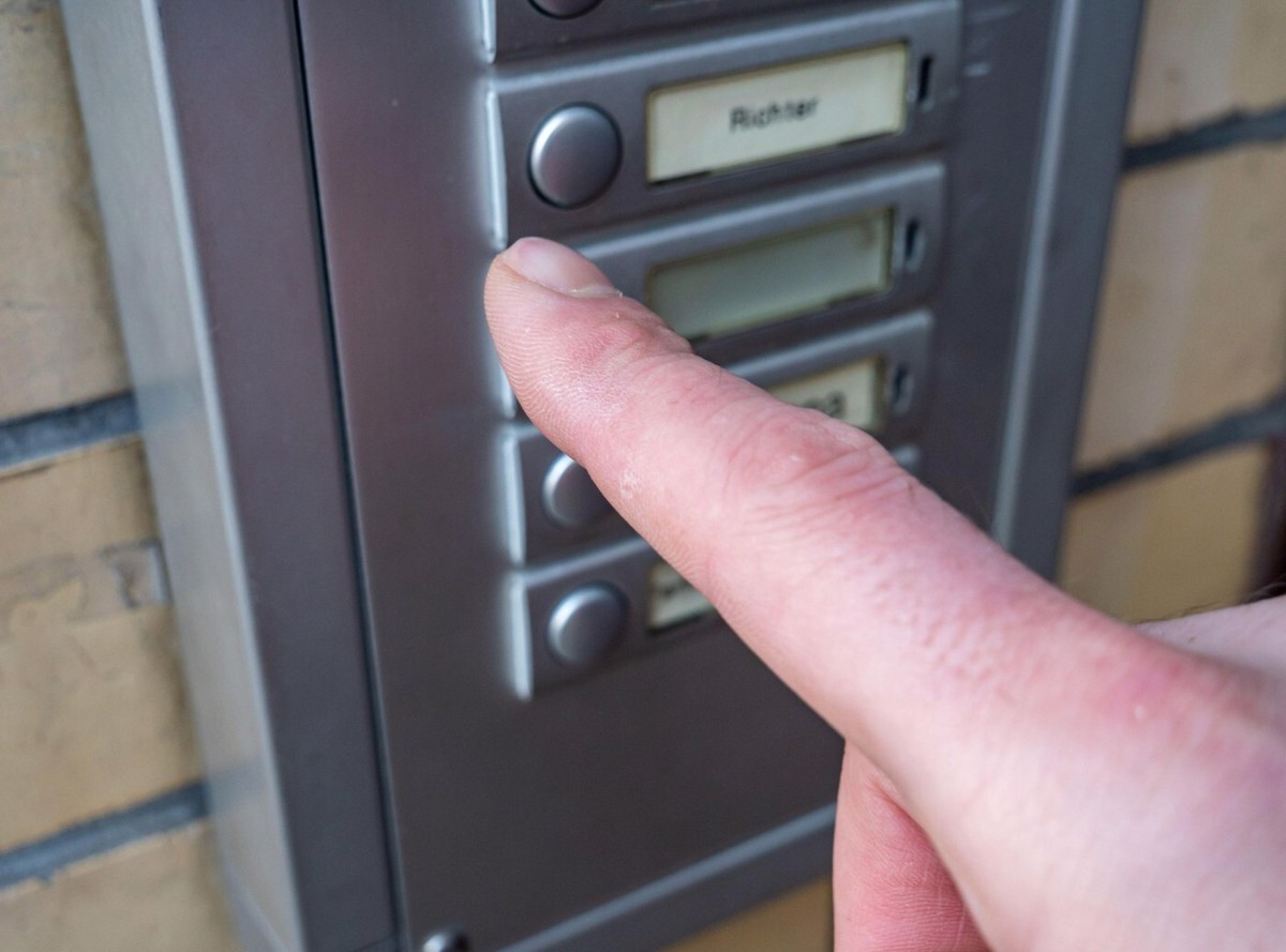 Previdno, ko na vratih pozvoni neznanec: Prijeli drznega tatu, ki se je izdajal za delavca telekomunikacijskega podjetja