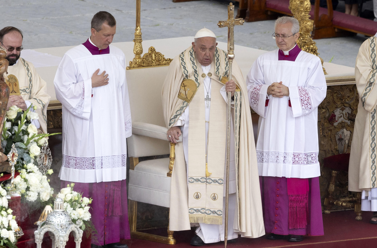 Papež Frančišek razglasil 14 novih svetnikov: Katere in zakaj?