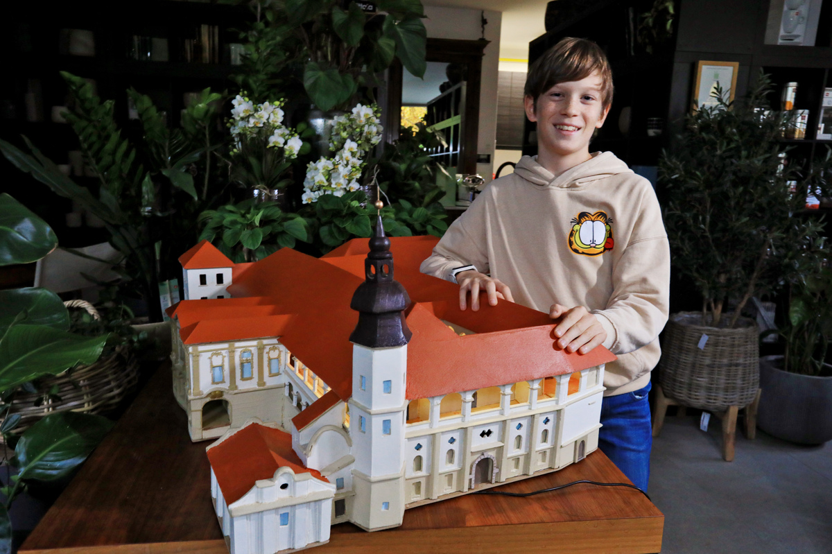 (FOTO) Na Lentu bo tudi na ogled: Kako je 12-letni Gal z dedkom obnovil razpadajočo maketo mariborskega gradu