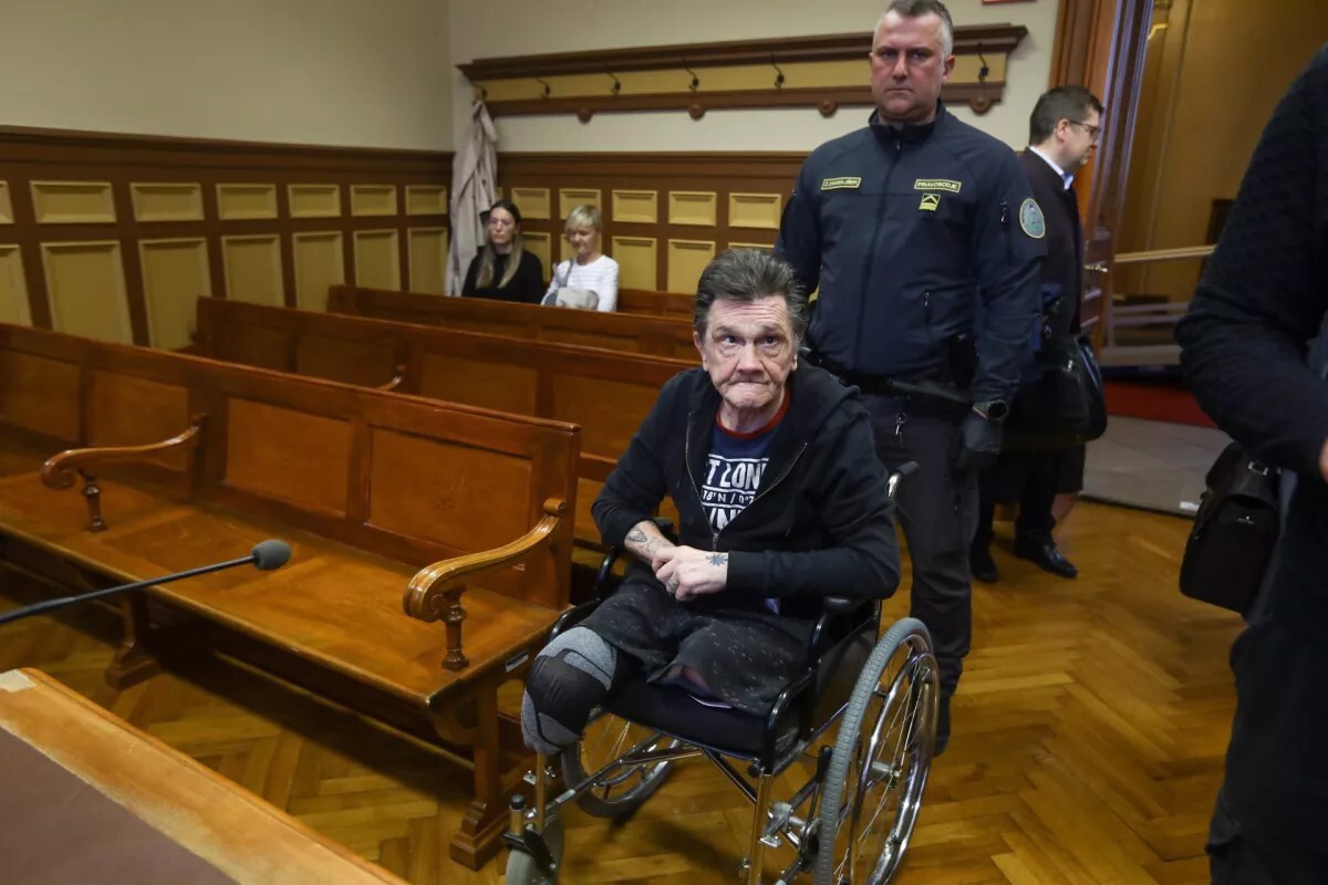 Poskus uboja: Kljub hudi poškodbi je zabodeni v paniki še kar tekal naokrog