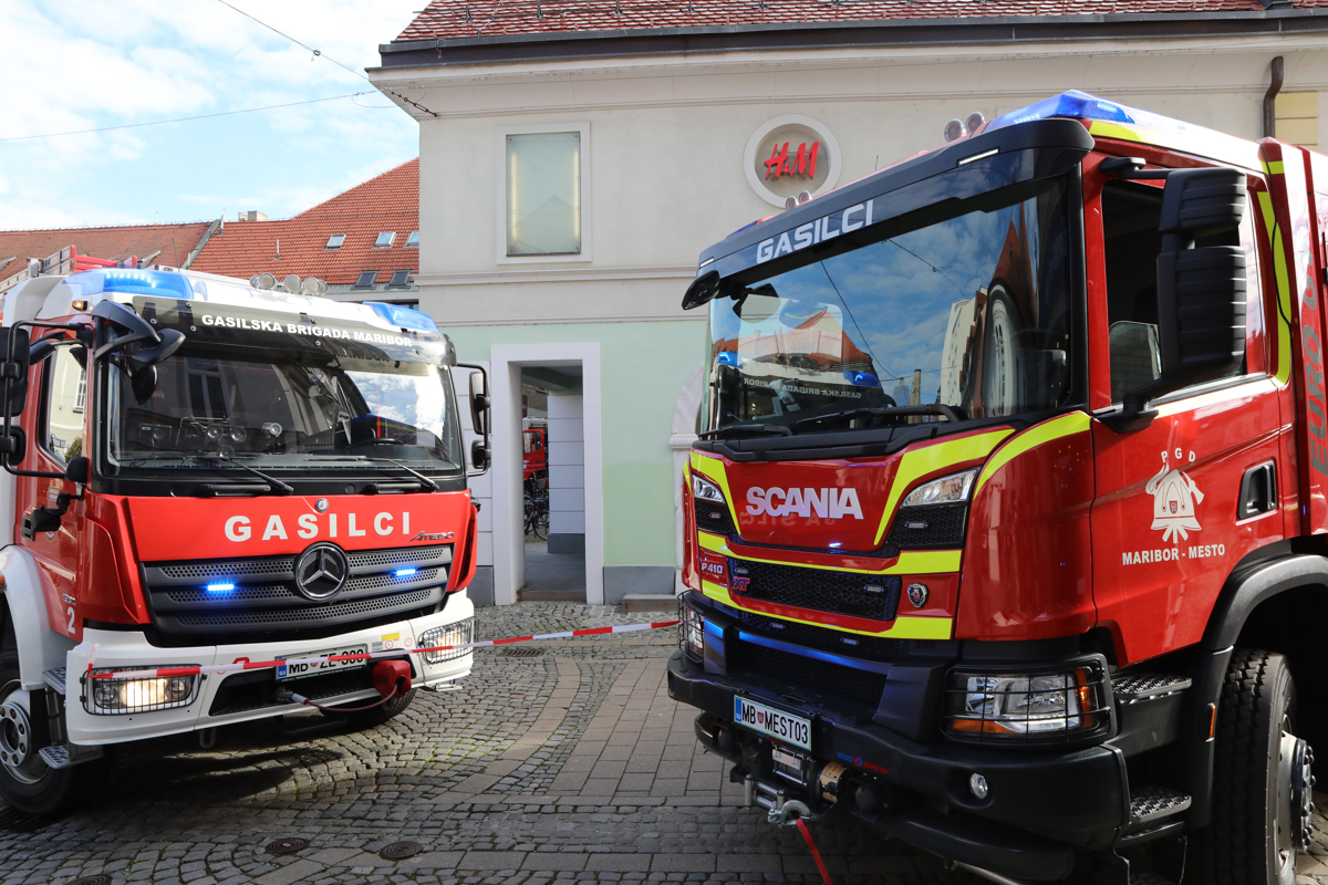 (FOTO) Zagorelo je v trgovini H&M v središču Maribora