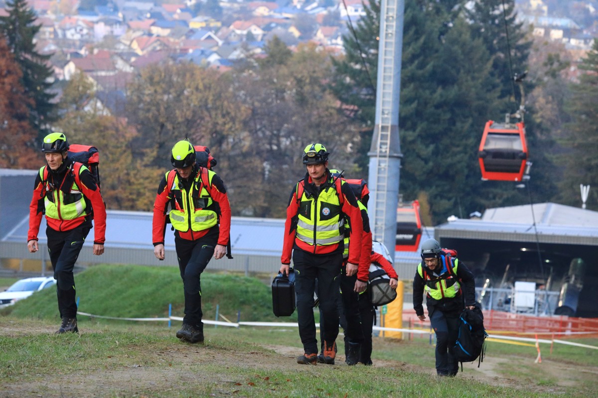 (VIDEO in FOTO) "Poškodovane" iz gondole reševali gasilci, gorski reševalci in zaposleni v Marpromu