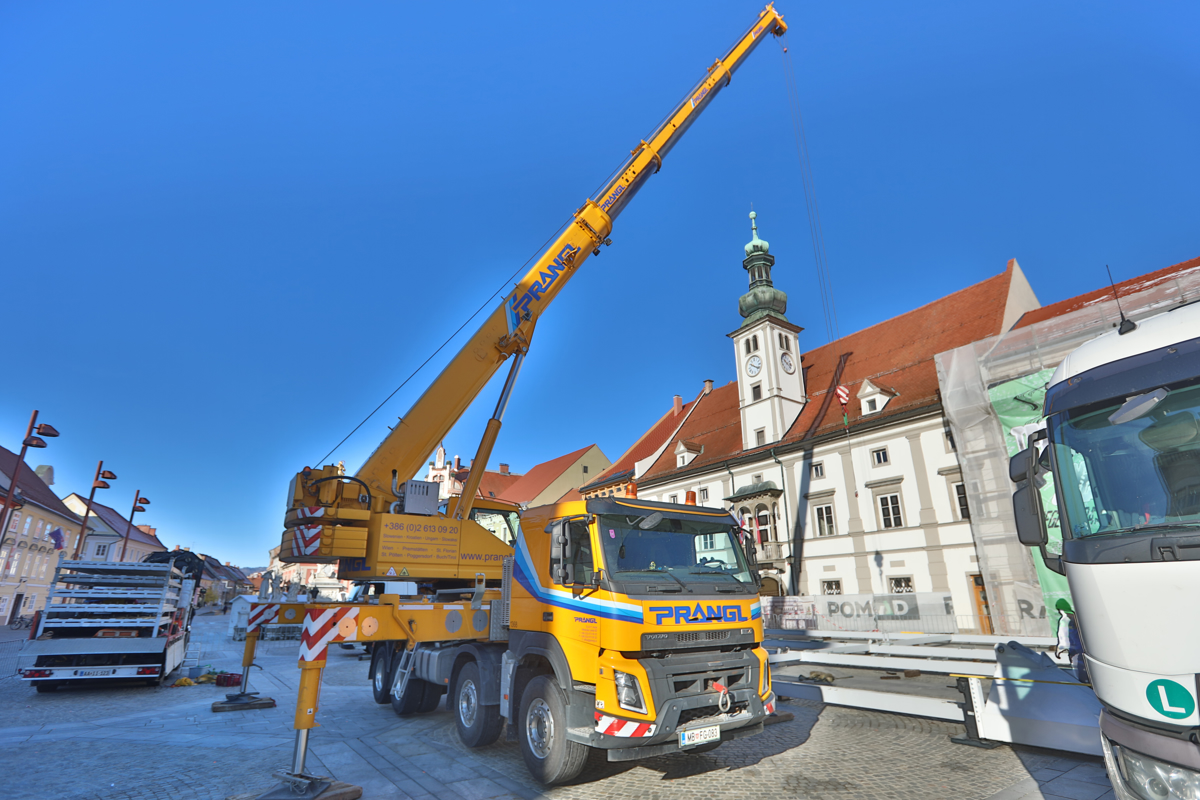 (FOTO) Smreka in kolo že stojita, danes se prižgejo tudi prve praznične luči v Limbušu