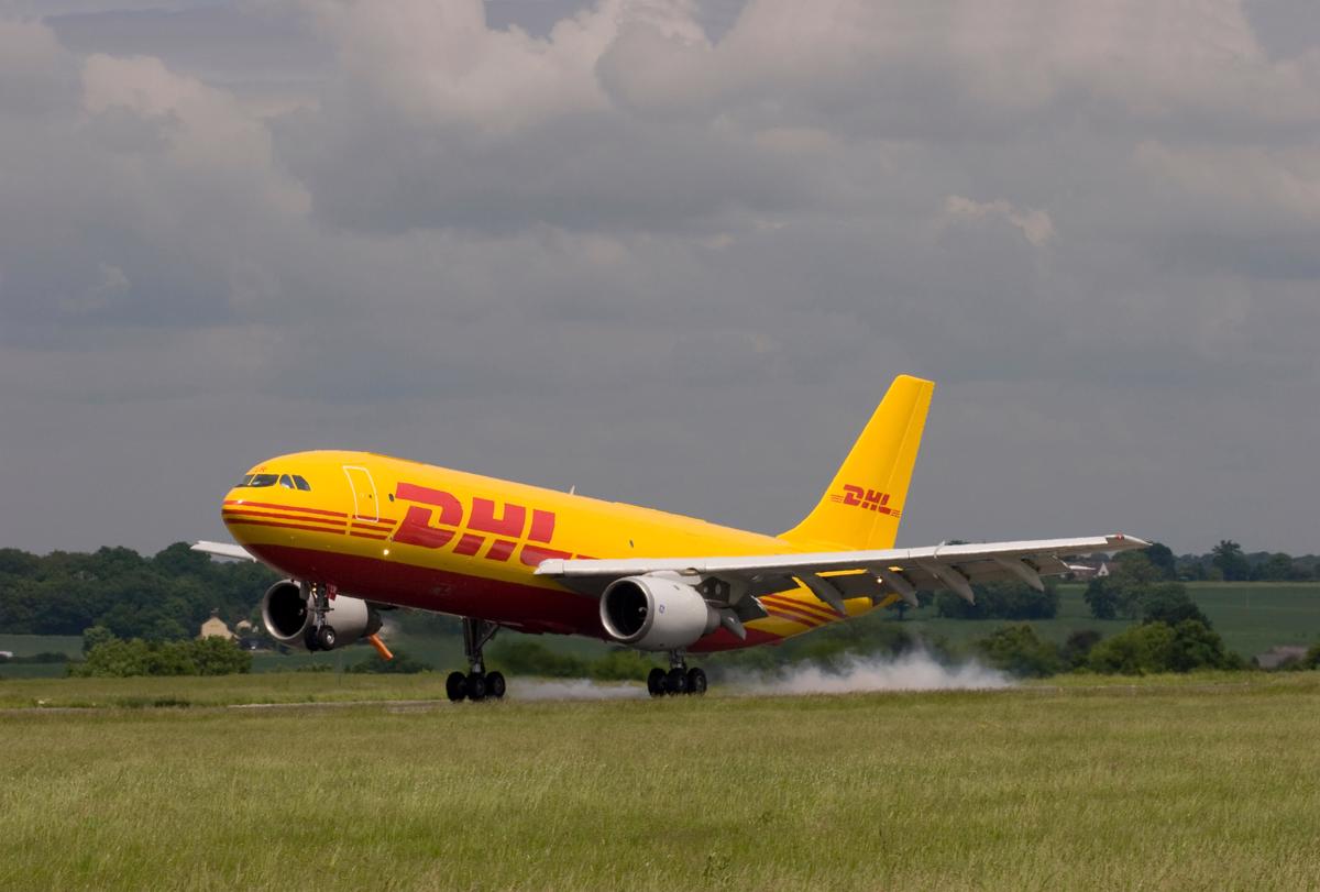 (VIDEO) Vilna: Letalo strmoglavilo na hišo, ki je zagorela, poročajo o žrtvi