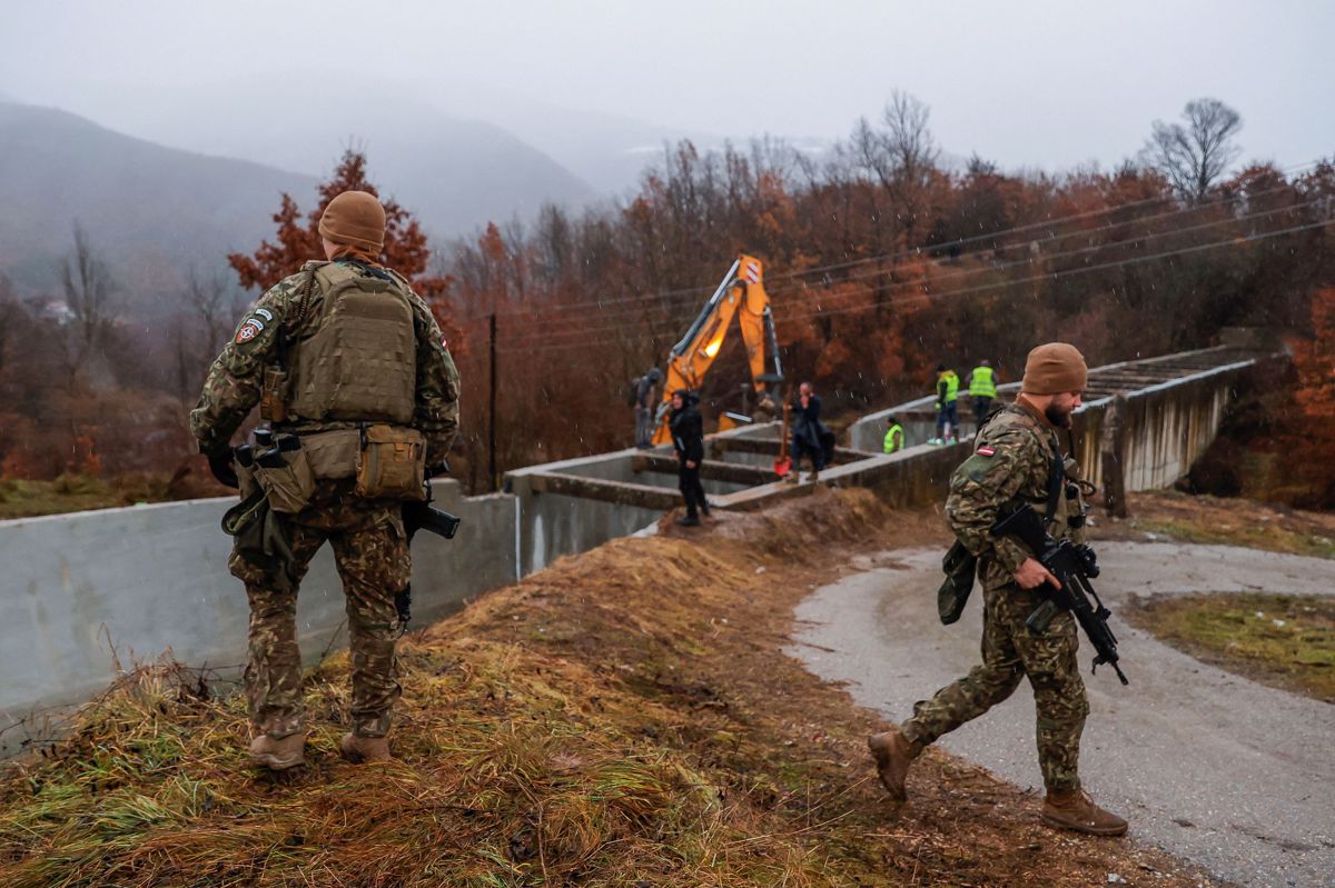 EU obsoja eksplozijo na vodovodnem kanalu na Kosovu kot terorističen napad