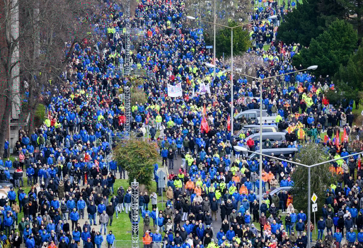 "To je bil prvi, močan udarec v zimi protestov!" Stavkalo skoraj 100 tisoč zaposlenih v Volkswagnu