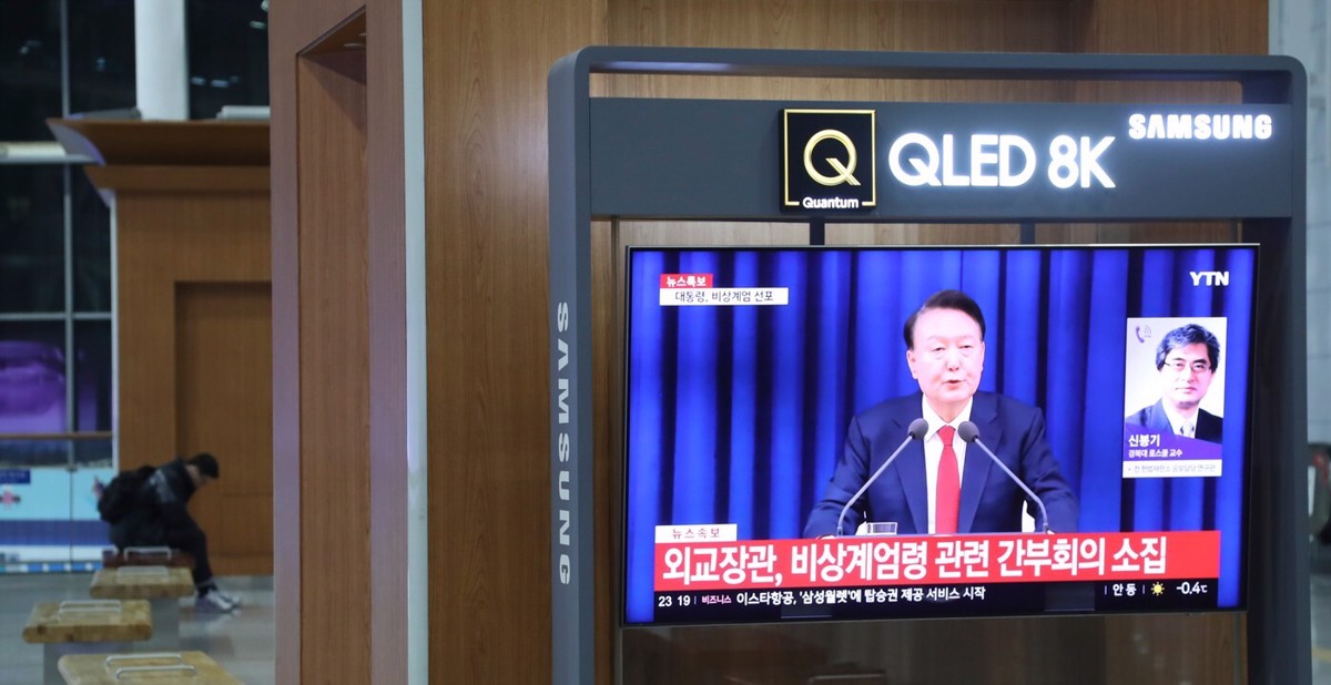 (FOTO) Južnokorejski predsednik ga je razglasil, parlament nato izglasoval, naj se vojno stanje odpravi