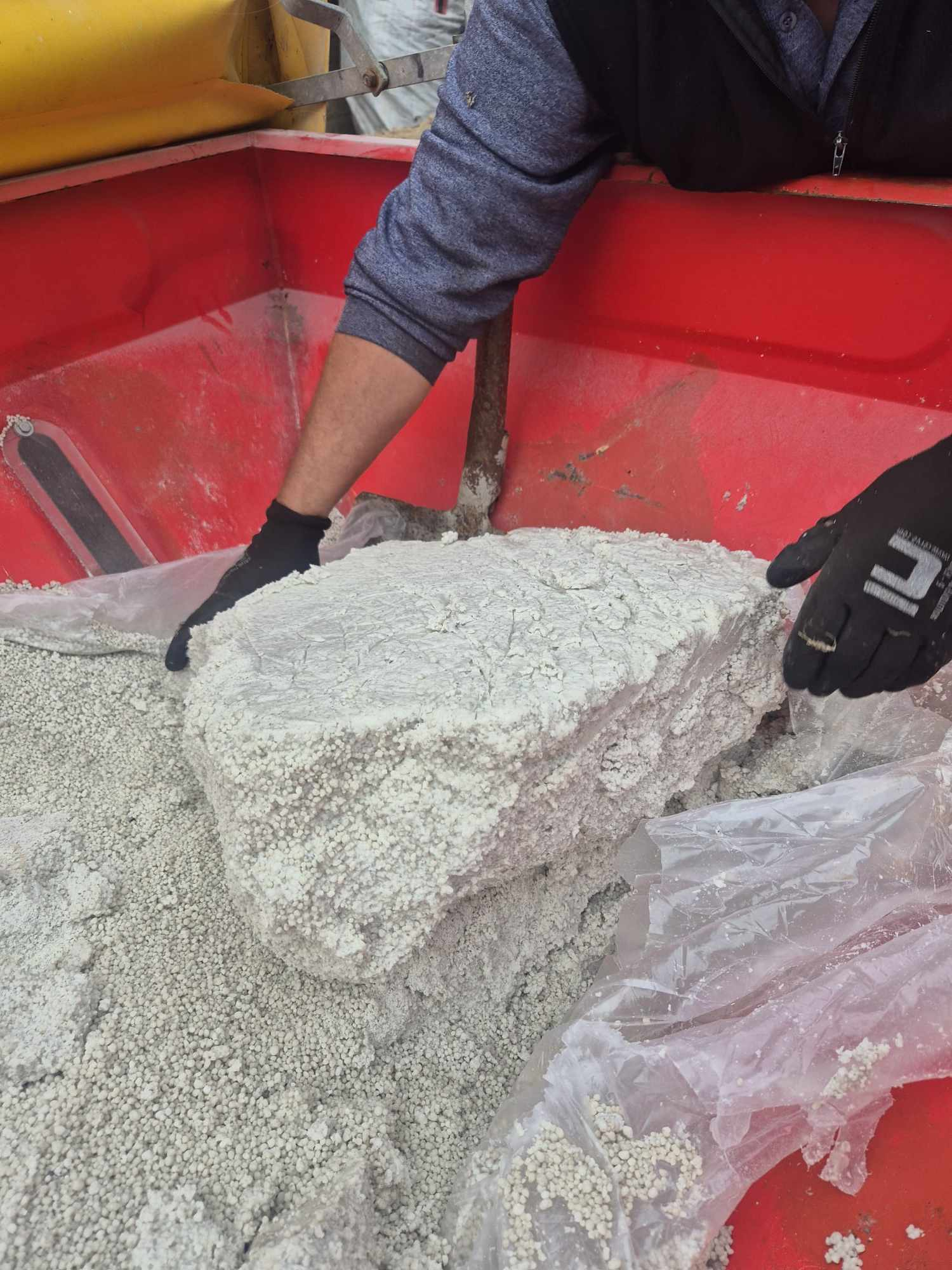 Trdo gnojilo v grudah, ki je bilo dostavljeno kmetiji Küčan, je popolnoma neprimerno za trosilnike. 