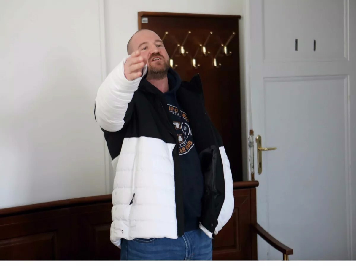 Miha Šest je od sodnice zahteval, naj novinarje odstrani iz sodne dvorane. 