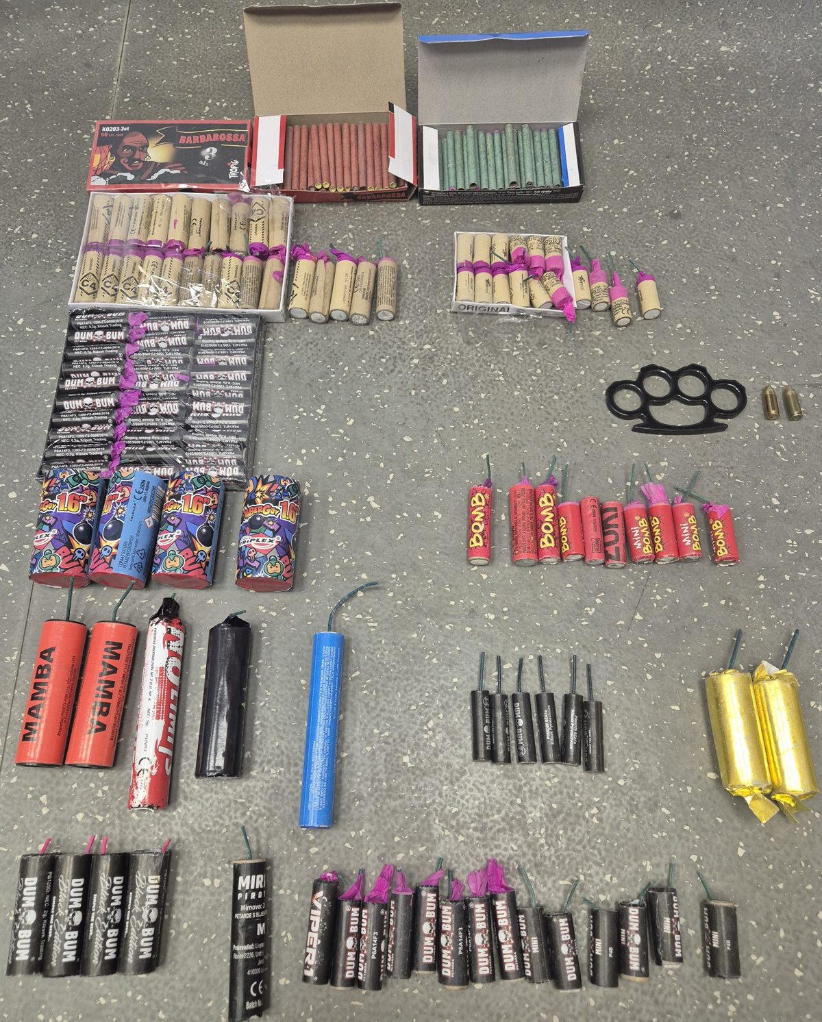 Policija opravila hišno preiskavo pri mladoletnikih, ki sta v okolici šol prodajala prepovedano pirotehniko