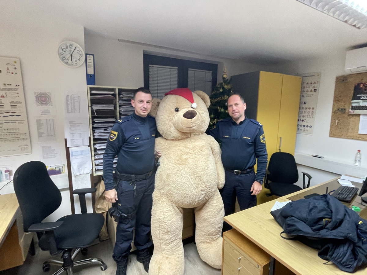 (FOTO) Policisti odkrili osumljenca, ki je v Račah ukradel velikega božičnega medveda