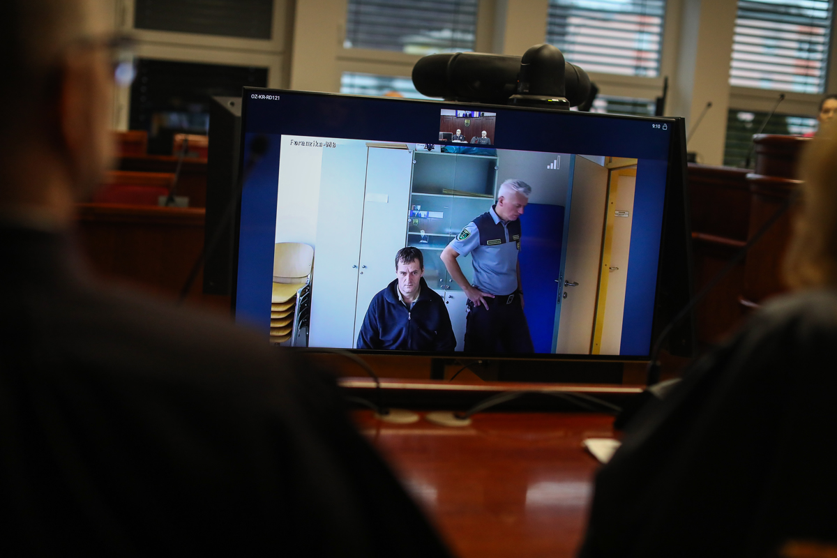 Peter Primožič je priprt na forenzičnem oddelku v Mariboru. Sodišče v Kranju je včeraj z bolnišnico vzpostavilo videopovezavo. 