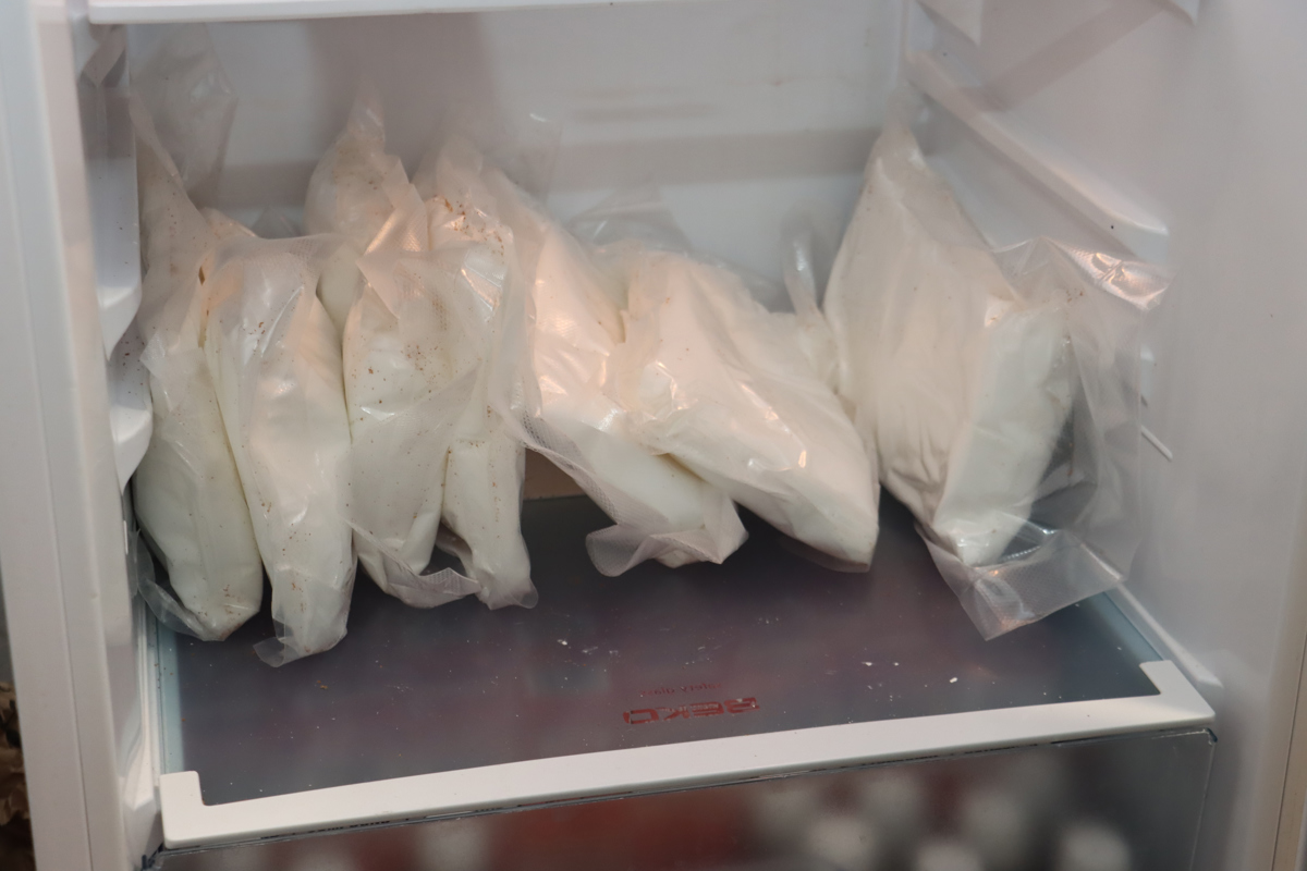 (FOTO) Preiskava trgovine z drogo na območju Maribora: Prijeli tri moške in žensko