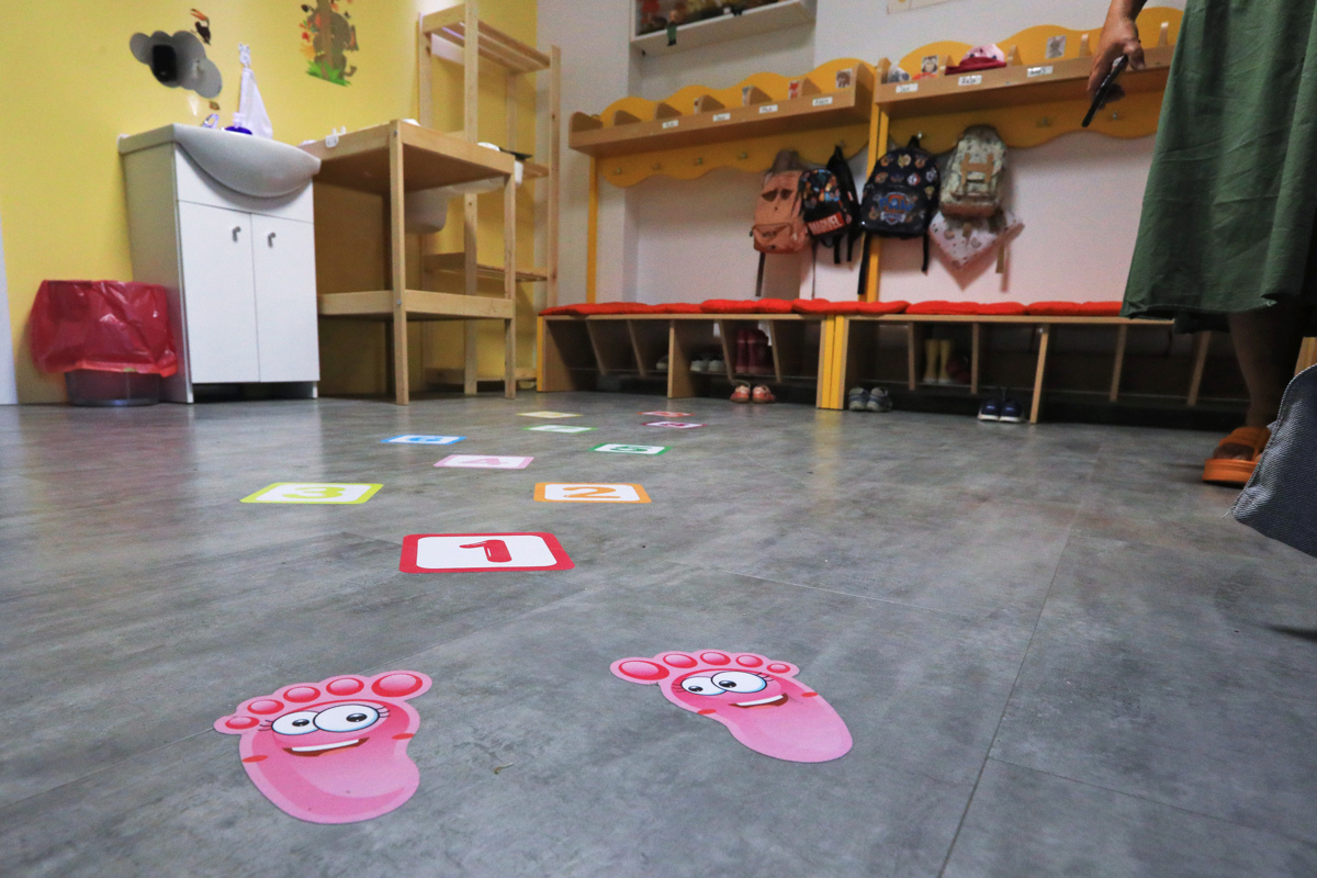 Deklica pobegnila od doma, da bi bila prva v vrtcu