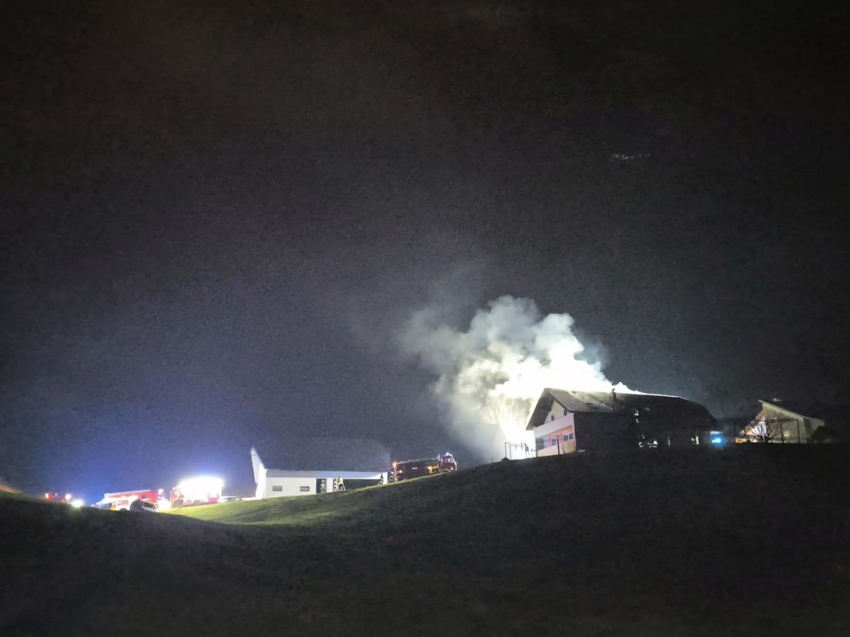 (FOTO) Zagorelo ostrešje hiše v Svečanah, škode je za okoli 70 tisoč evrov