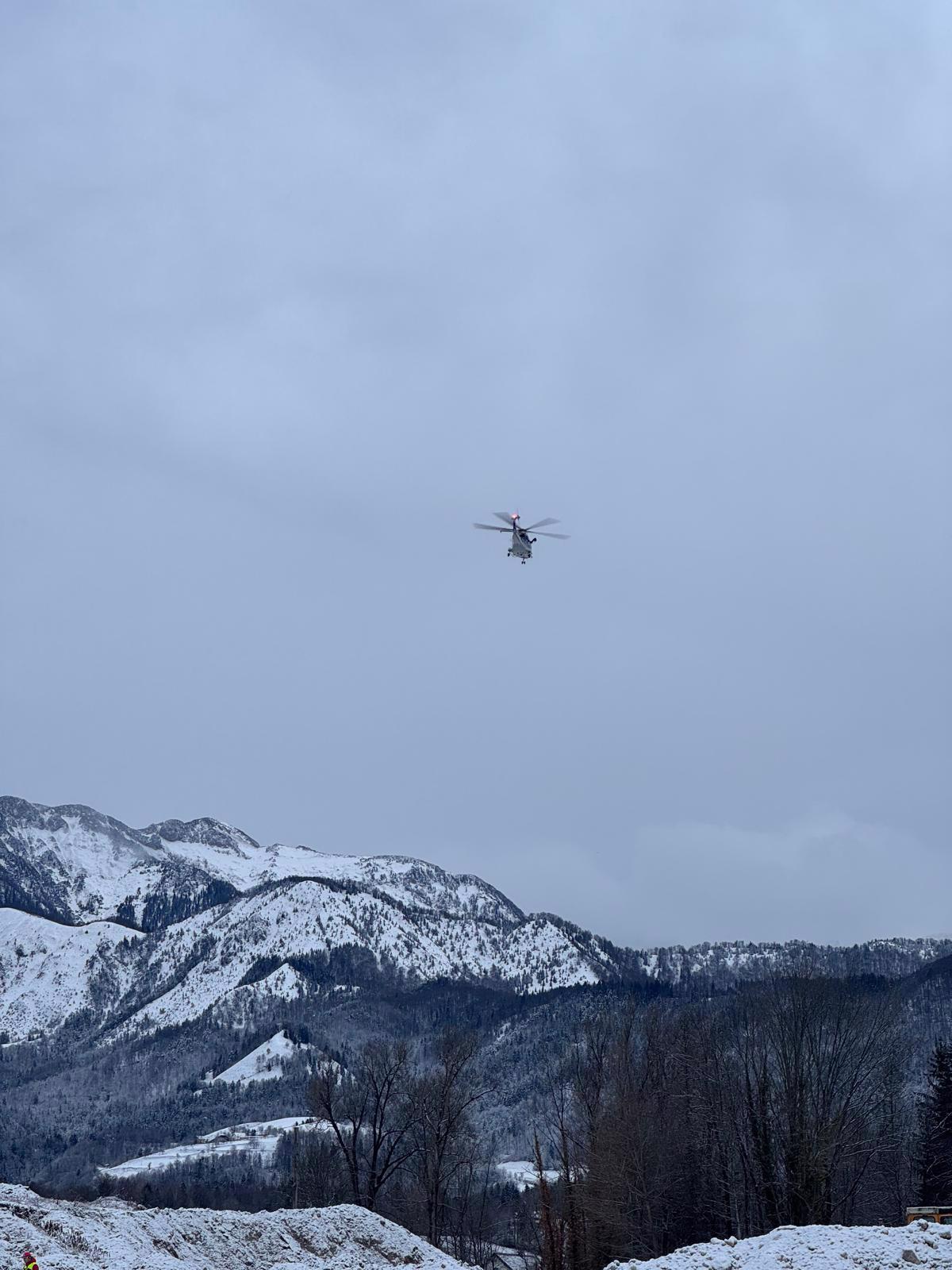 (FOTO in VIDEO) Več kot 40 gorskih reševalcev se trudi priti do madžarskih planincev, za helikopter je veter premočan