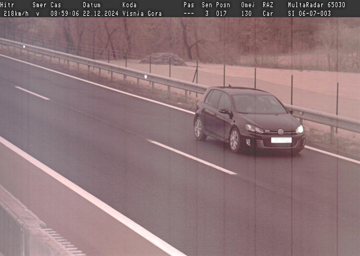 (FOTO) Pod vplivom alkohola vozil več kot 200 kilometrov na uro, izdali so mu plačilni nalog v višini ...