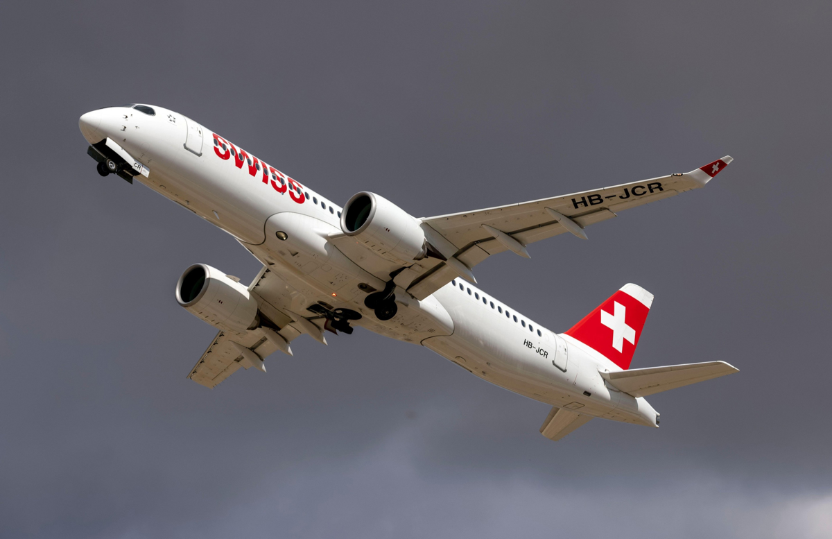 (VIDEO) Letalo zasilno pristalo v Gradcu: Kabina je bila nenadoma polna dima, osebje in potniki po zdravniško pomoč 