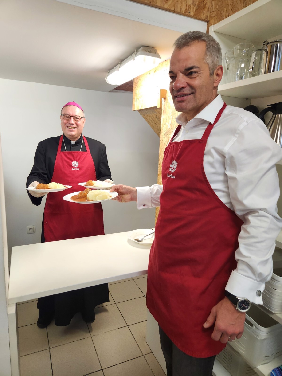 (FOTO) Maribor: Nadškof in župan pred božičem delila kosila v Ljudski kuhinji Betlehem