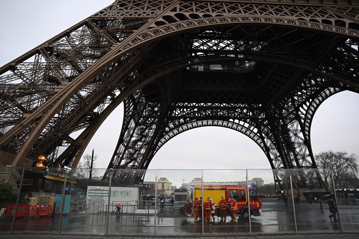 (FOTO) Evakuirali več kot tisoč ljudi: Zakaj je zagorelo na Eifflovem stolpu?