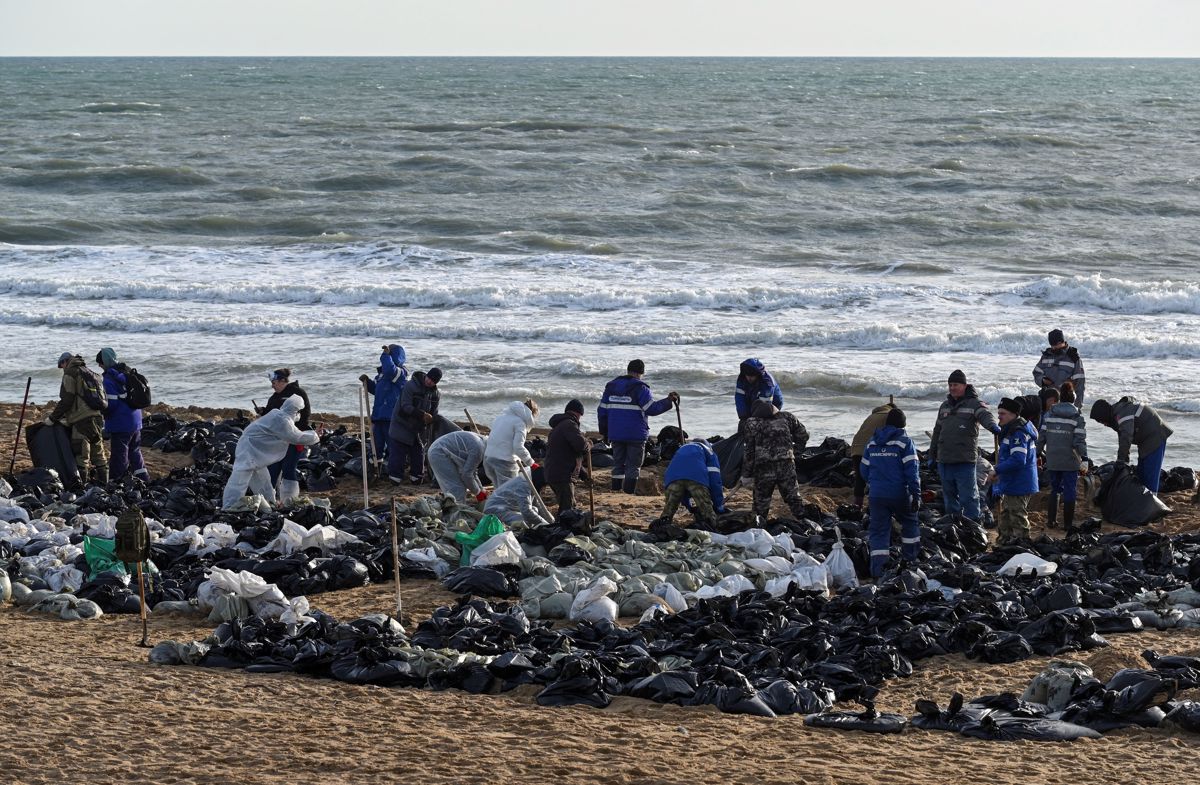 Izlitje iz ruskih tankerjev bi lahko onesnažilo do 200.000 ton zemlje