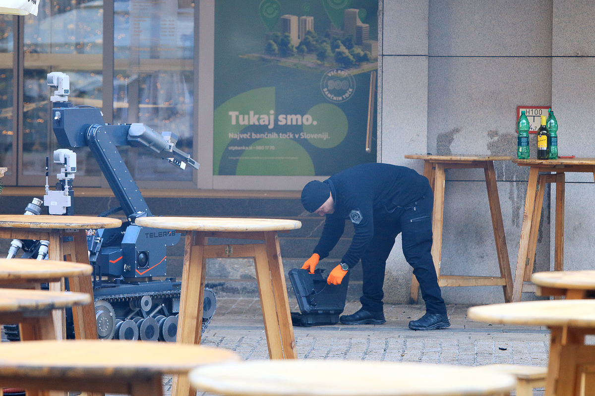 (FOTO in VIDEO) V Mariboru: Sumljiv kovček pred banko na Trgu Leona Štuklja ni bil nevaren